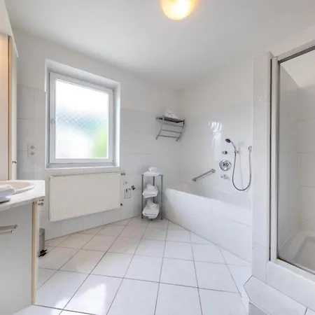 Haus Schnoell 6 別荘 ミッタージル